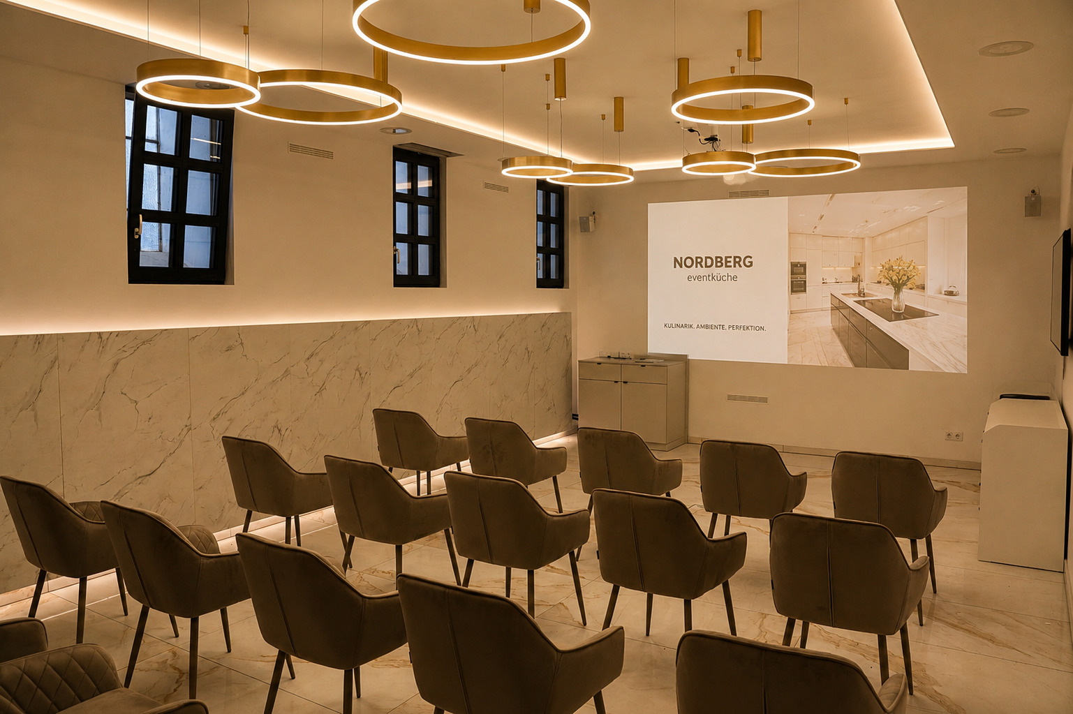 Seminarraum mit Reihenbestuhlung und Leinwand