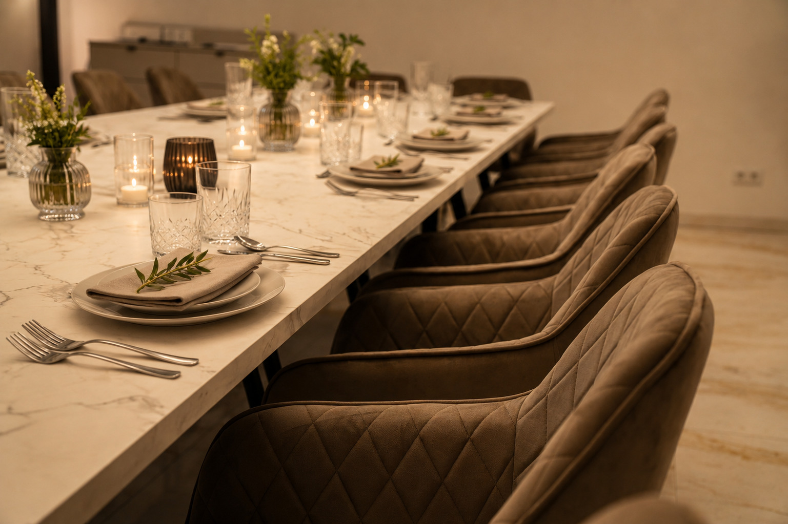 Firmenfeier · Tafel mit Kerzen und Gedecken